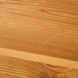 Longue table en pin canadien avec pieds noirs