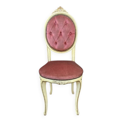 Chaise médaillon vintage – Bois patiné & velours rose poudré