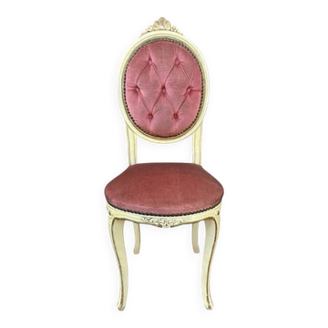 Chaise médaillon vintage – Bois patiné & velours rose poudré