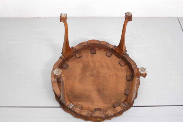 Table basse de style baroque, milieu du siècle, avec pieds en griffe, plateau festonné en bois de burl