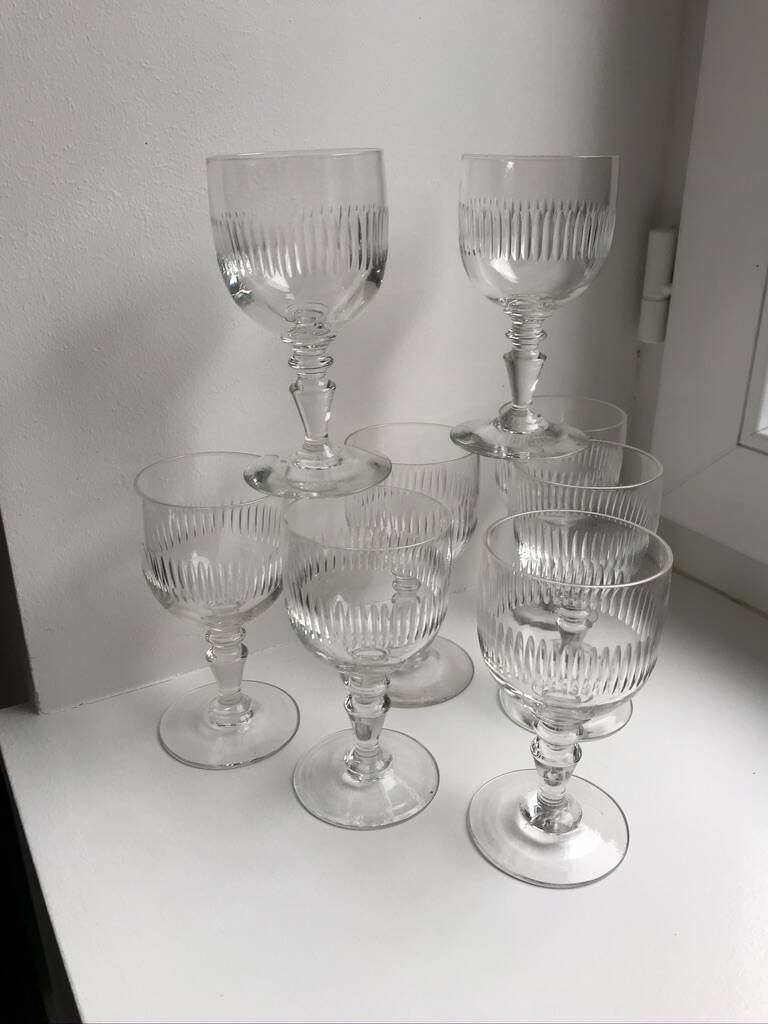 Ensemble de 8 verres à pied en verre moulé années 30 début XXème