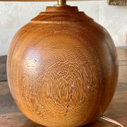 Lampe en bois massif sculpté, Art déco 1930 vintage