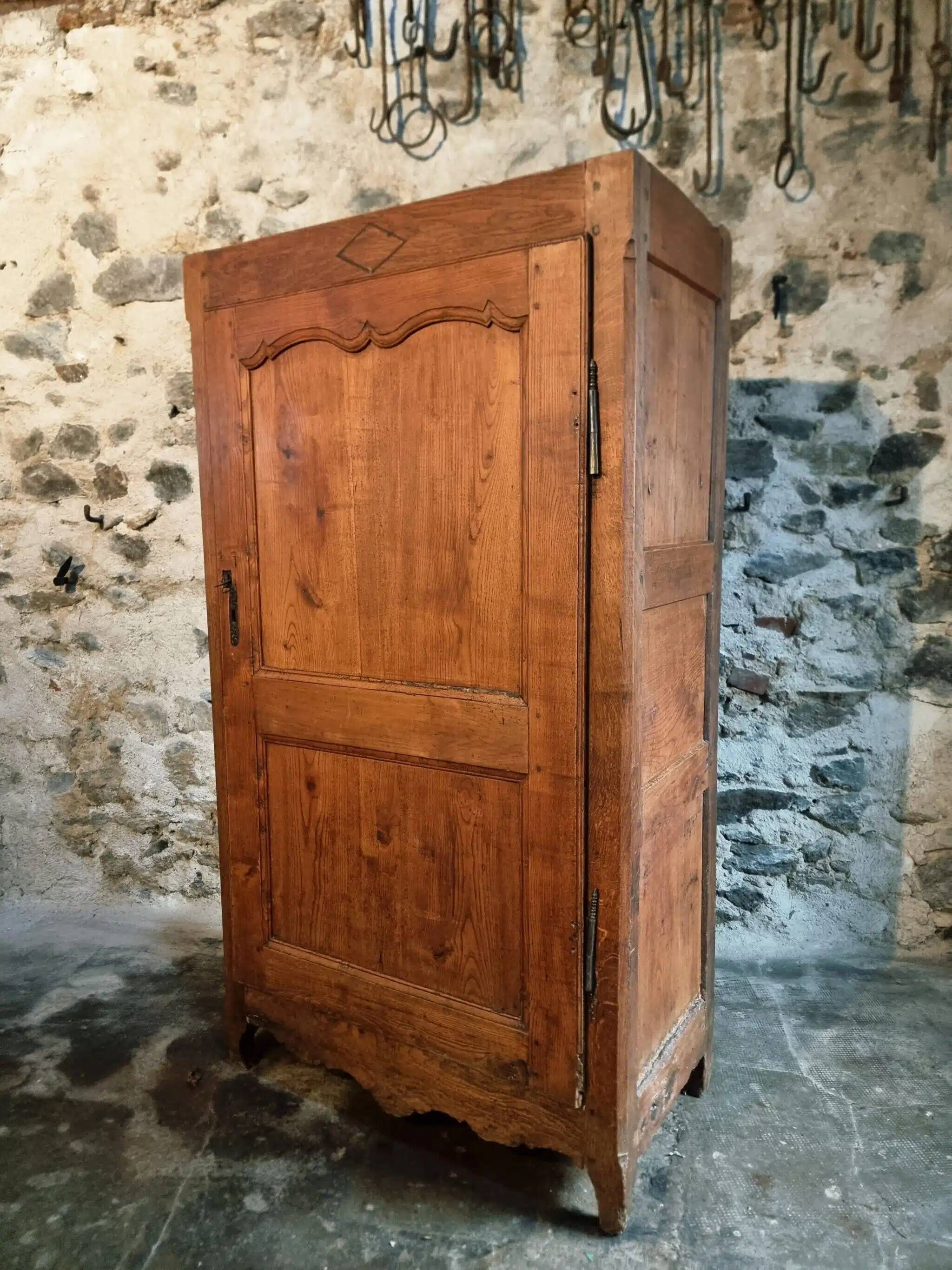 Armoire ancienne française en châtaignier – XVIIIe siècle