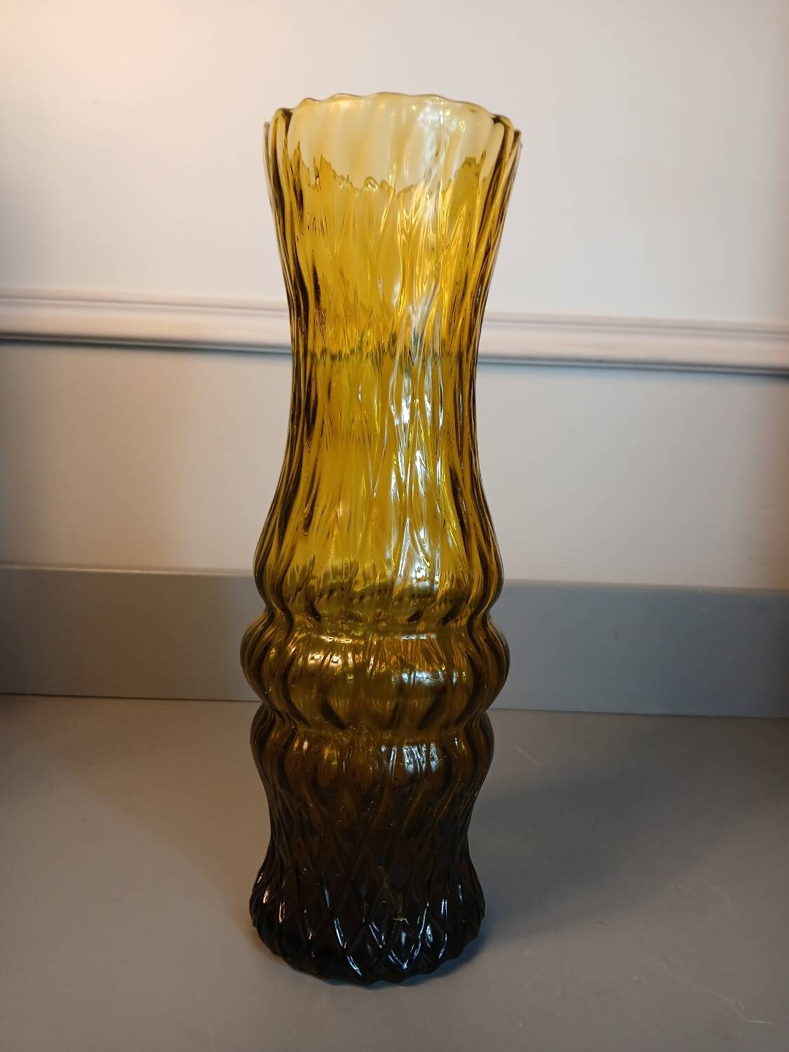 Vintage twisted amber glass vase – 1960s/70s – Mid-Century Style