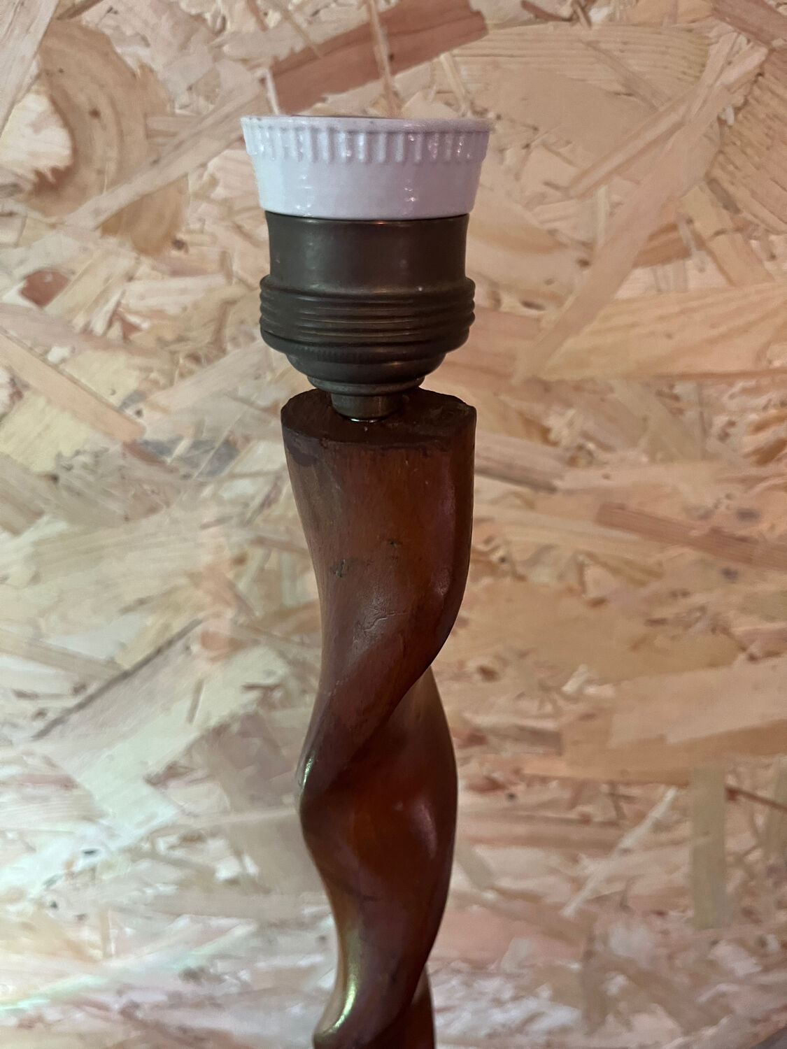 Pied de lampe torsadé en bois