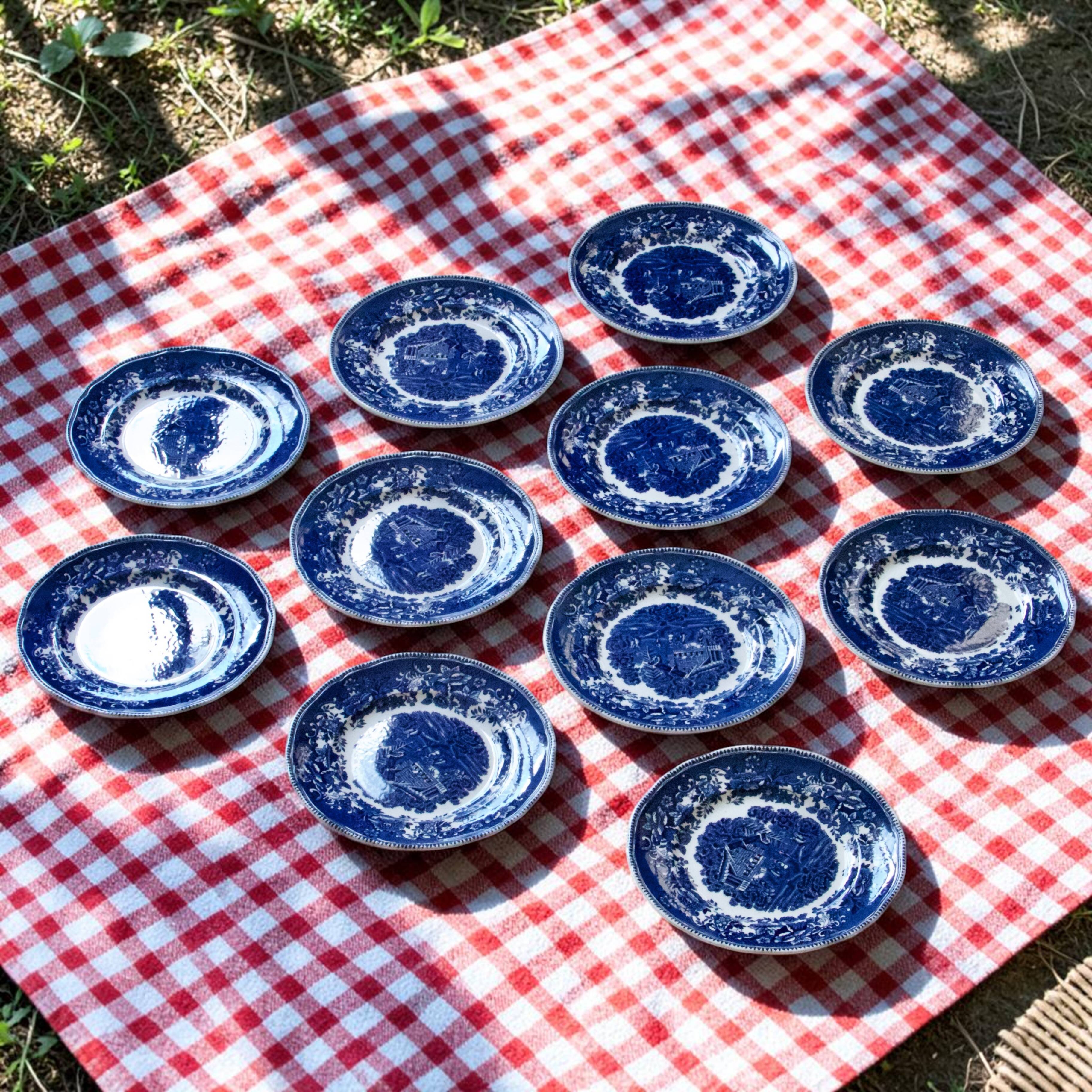 11 assiettes anglaises signées Enoch Wedgwood "Avon Cottage"