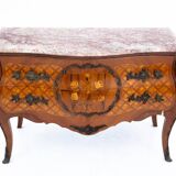 Commode française en noyer datant d'environ 1870.