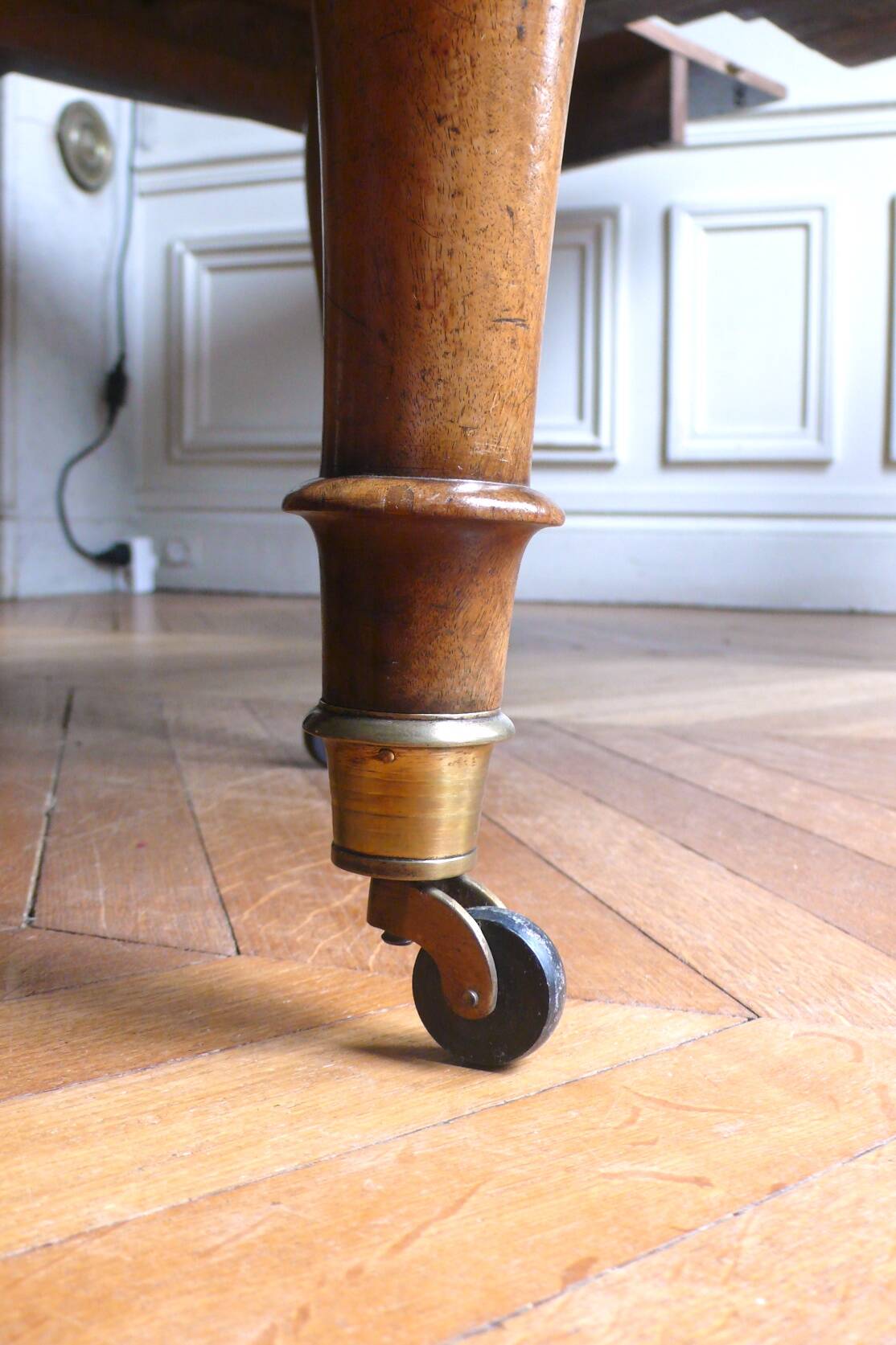 Magnificent 19th century walnut dining table