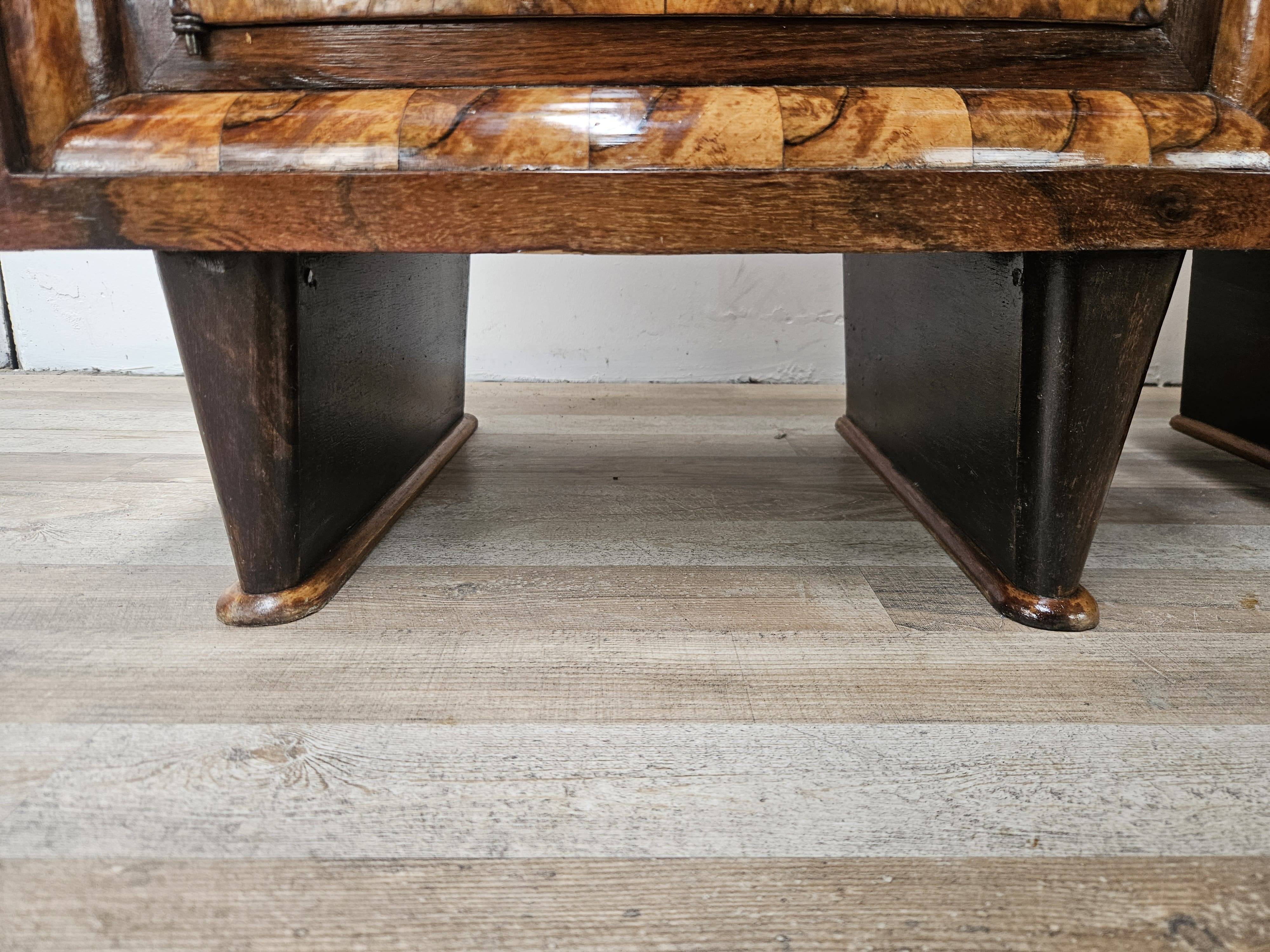 Tuscan Art Decò bedside tables from the 1940s in walnut burl