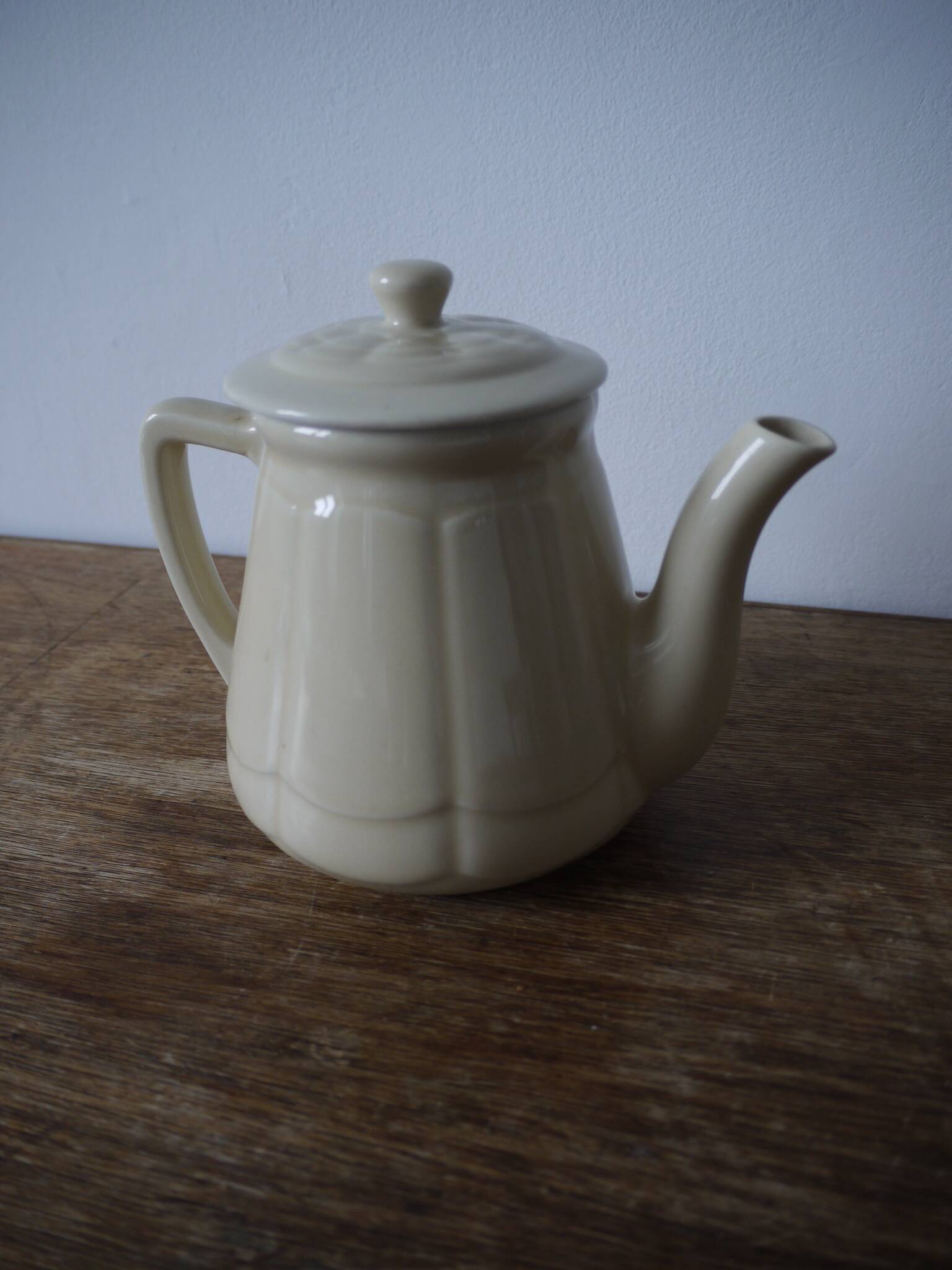 Théière vintage blanc cassé