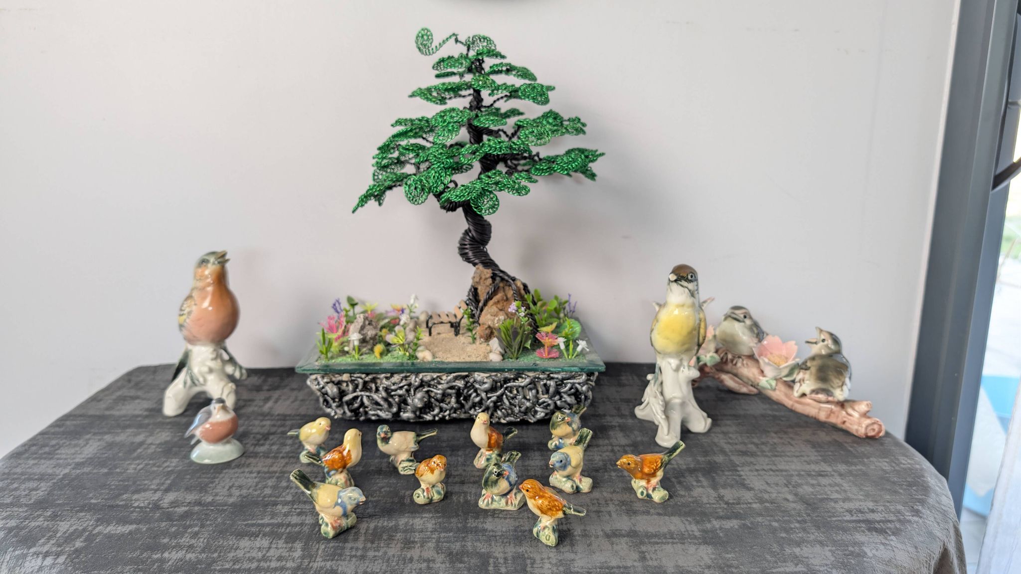 11 oiseaux miniatures en céramique émaillée polychrome