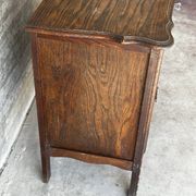 Petit meuble de rangement en chêne sculpté – circa 1930