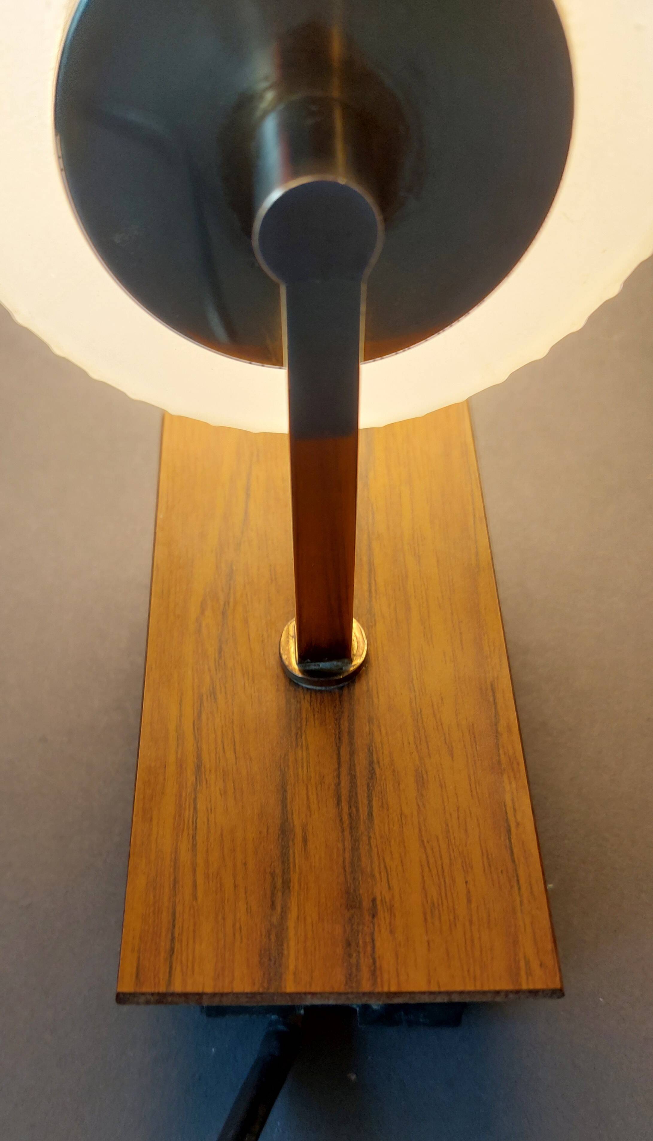 1960 wall light in gilded brass and rosewood.