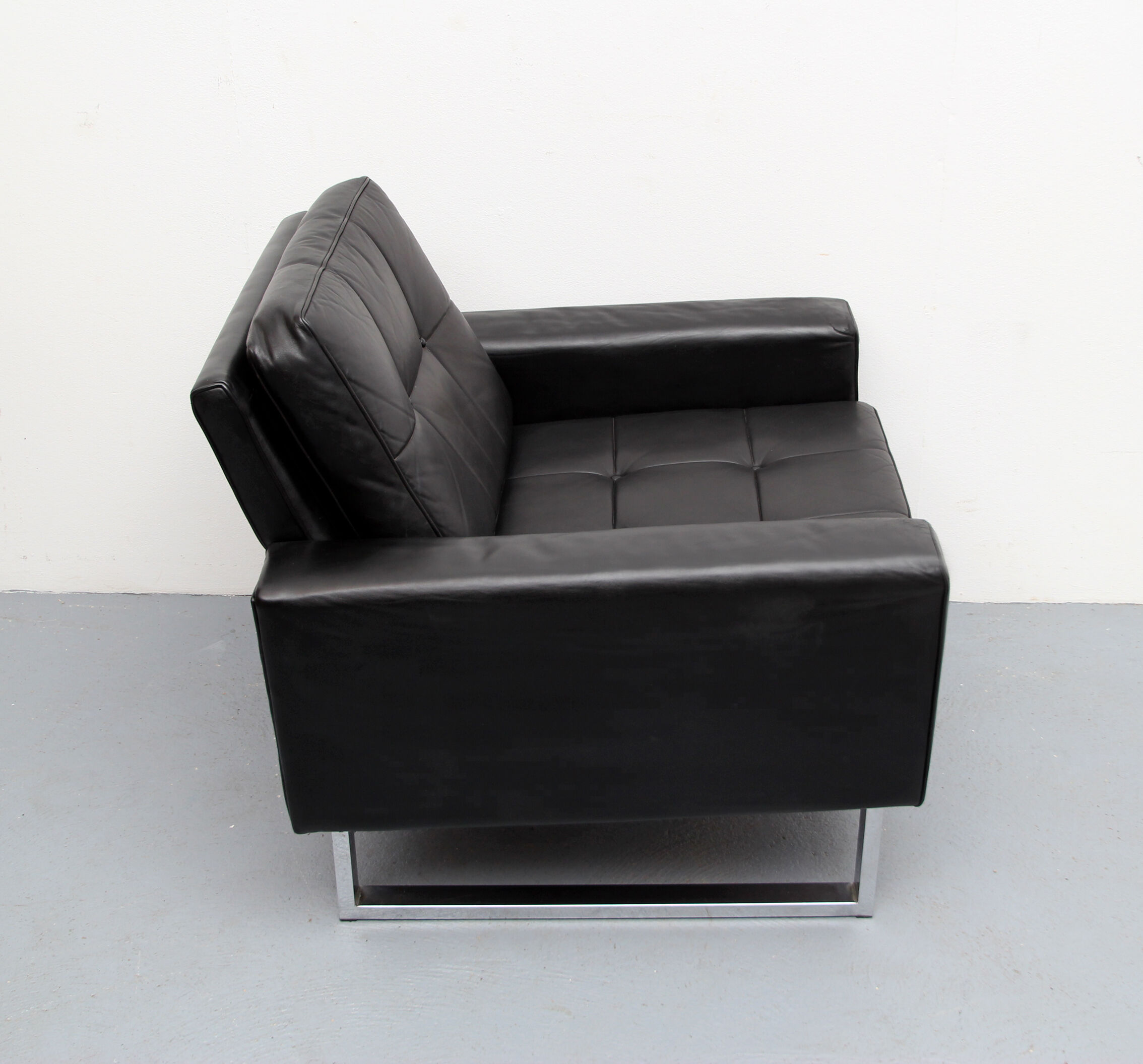 Fauteuil en cuir des années 1970 avec pieds chromés