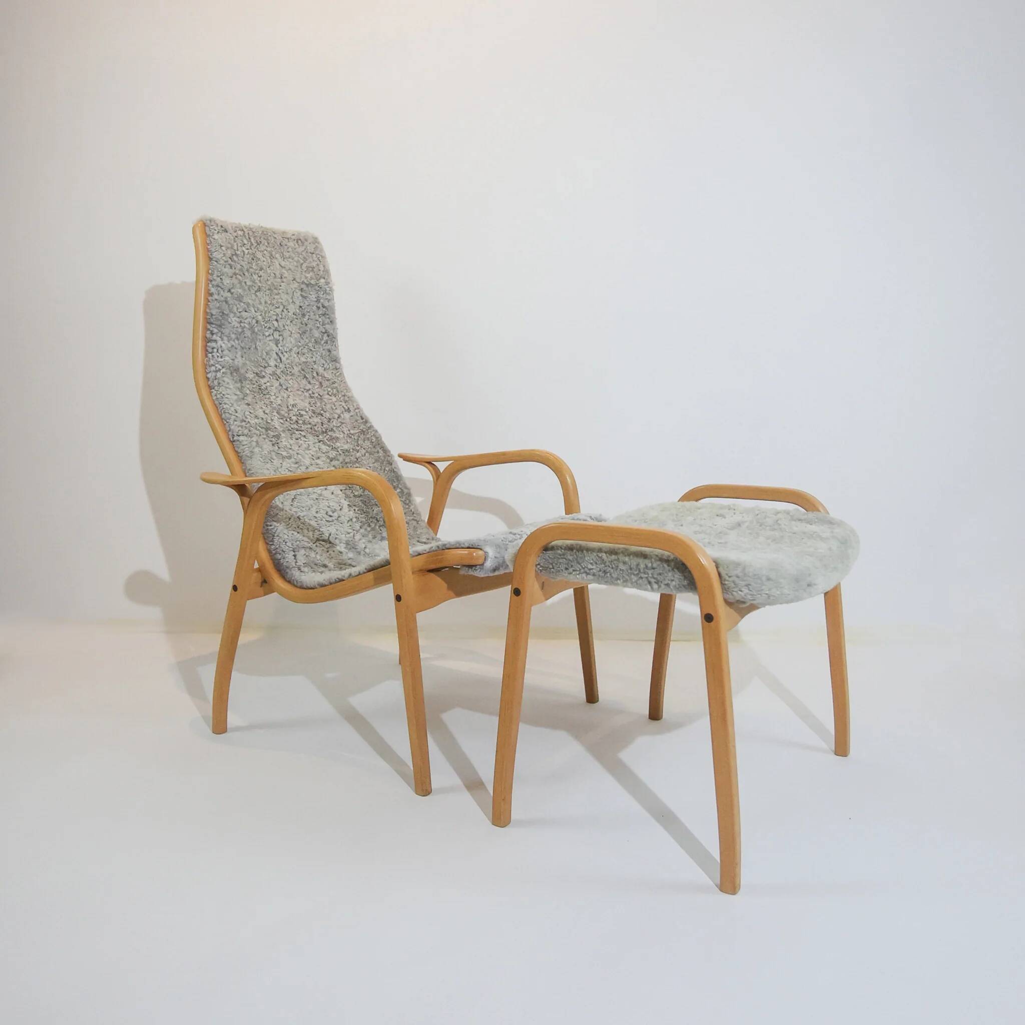 Fauteuil vintage Swedese Lamino et repose-pieds en peau de mouton grise