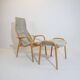 Fauteuil vintage Swedese Lamino et repose-pieds en peau de mouton grise