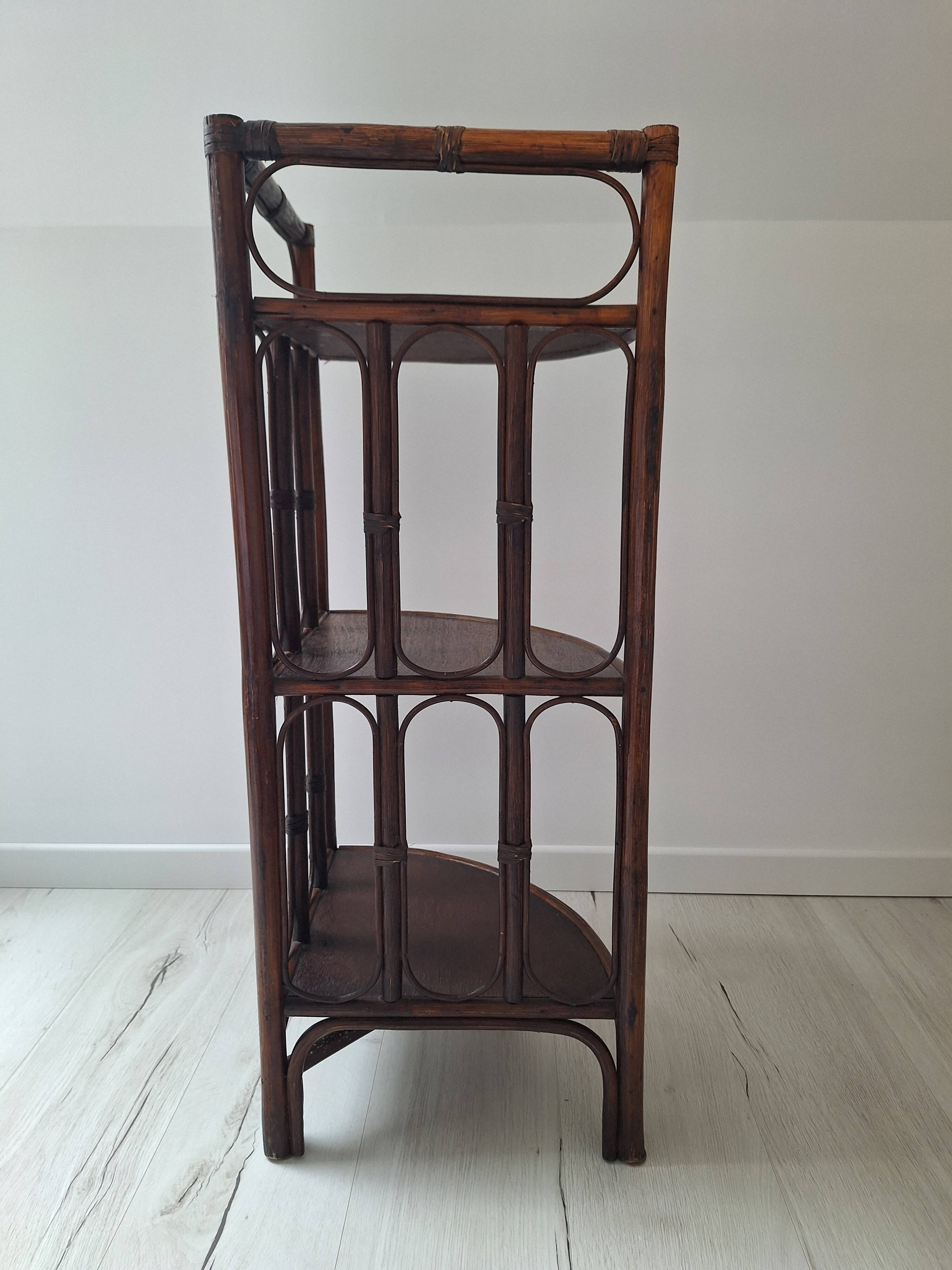 Etagère d'angle en rotin