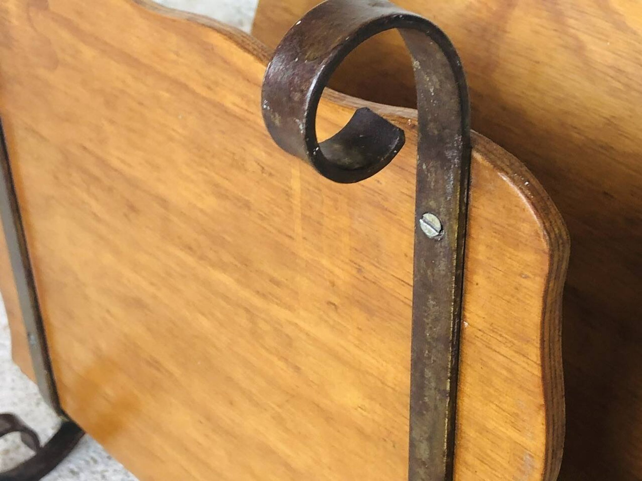 Porte revues vintage en bois et fer forgé circa 1950s