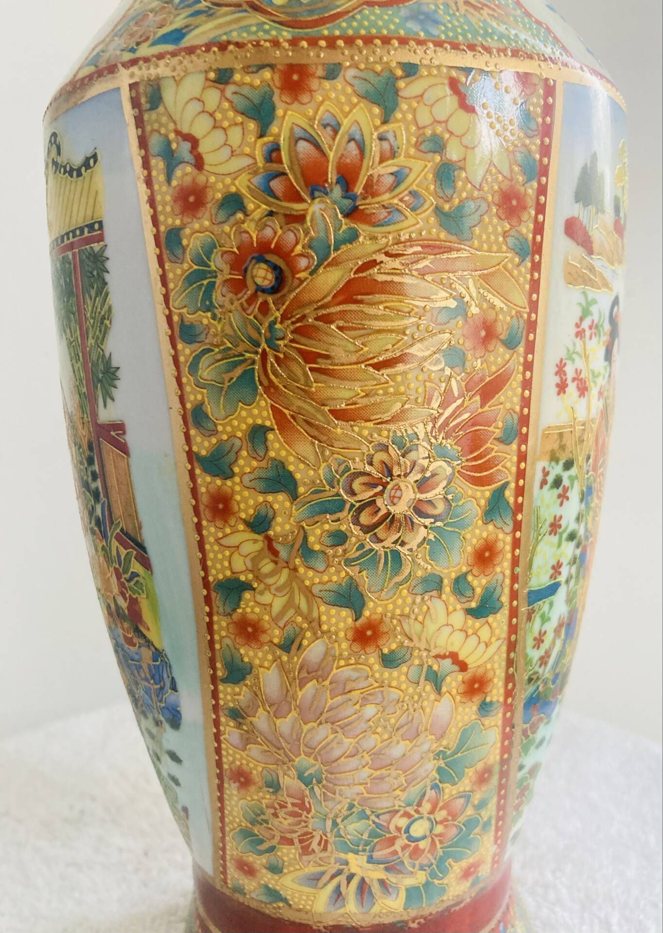 Antique Japanese Satsuma vase, 19th - early 20th century, decorated with geishas.