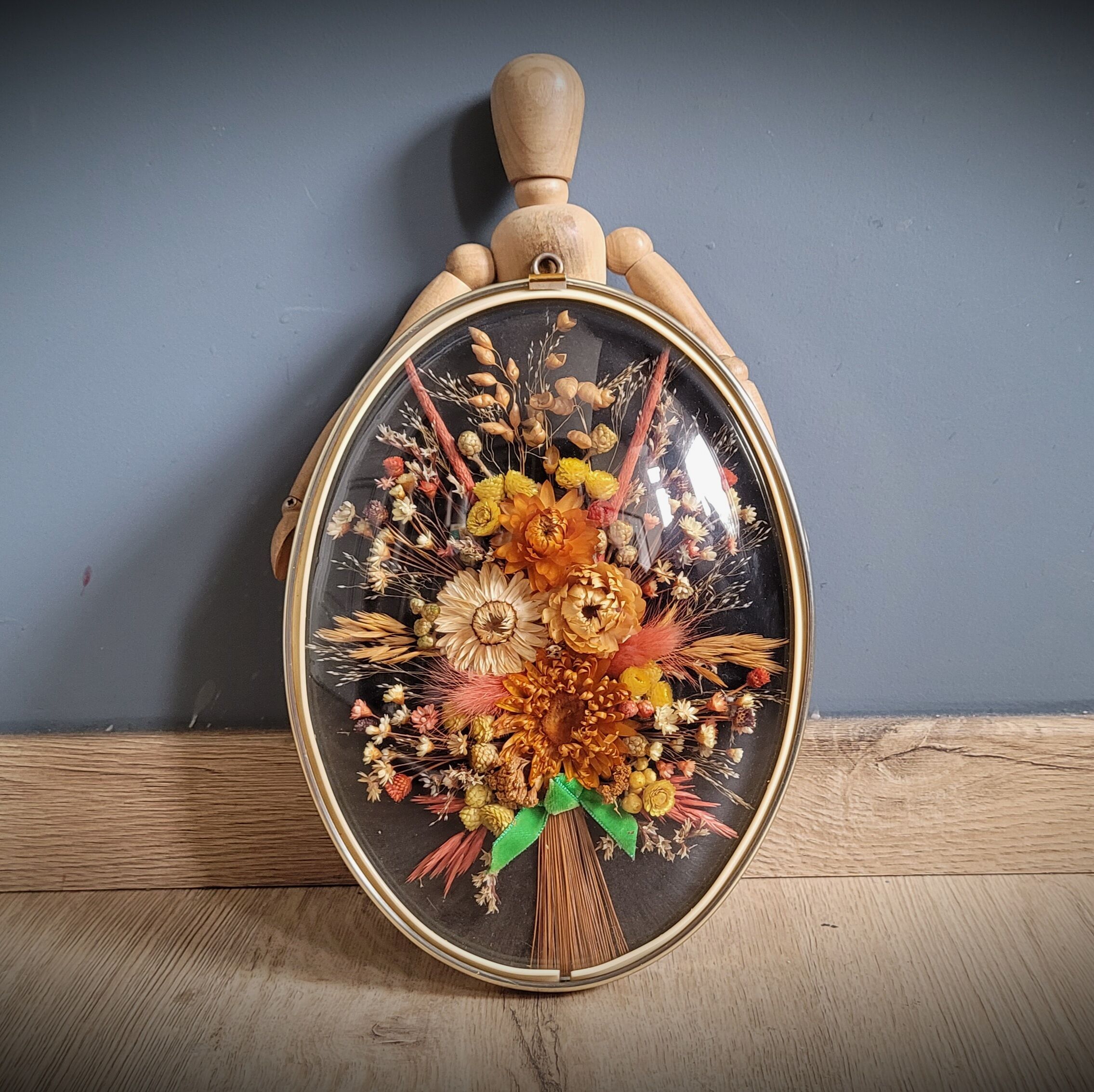 Curved glass flower frame
