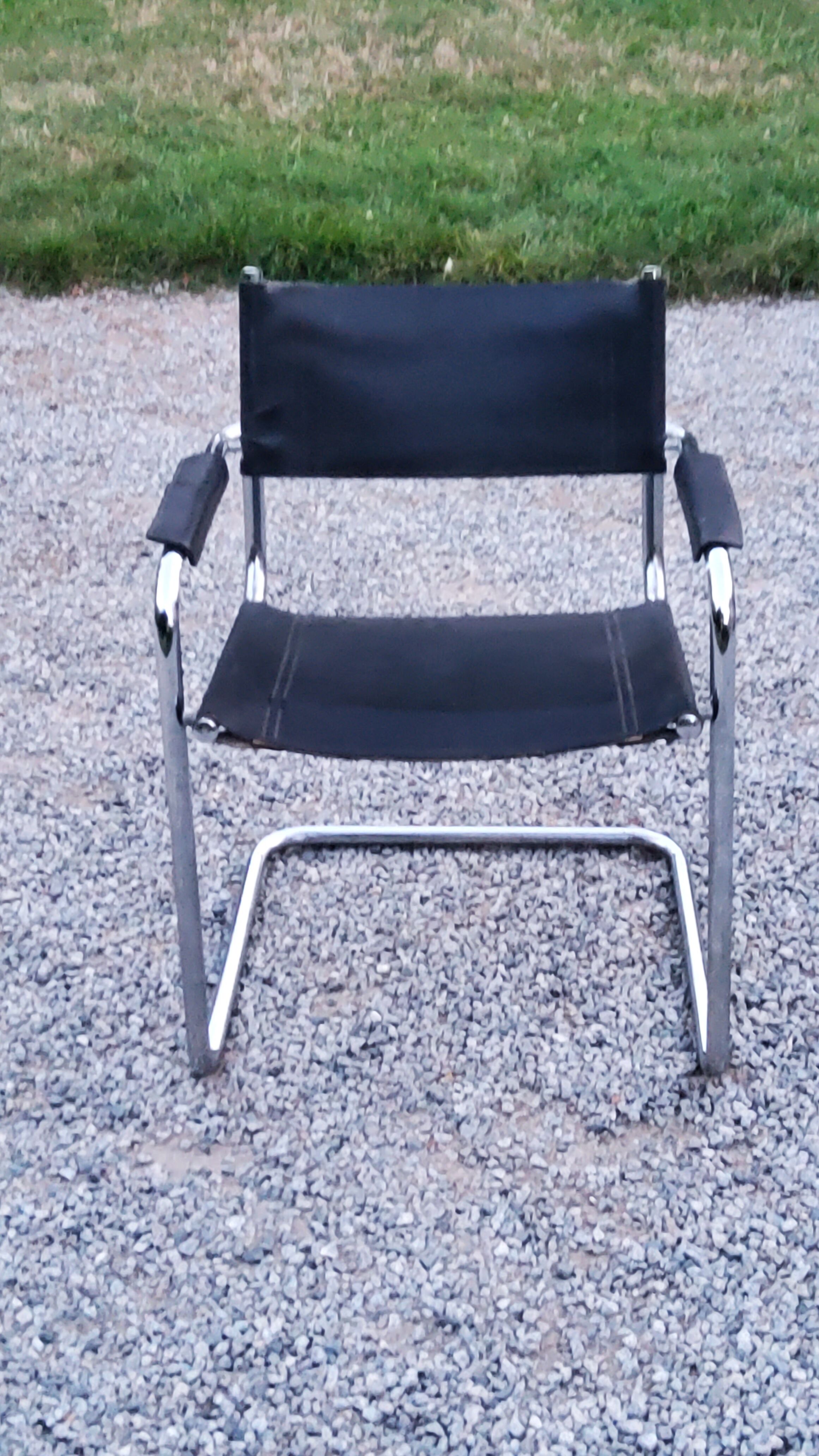 Fauteuil style MG5 tubes chromés assise et dossier cuir noir