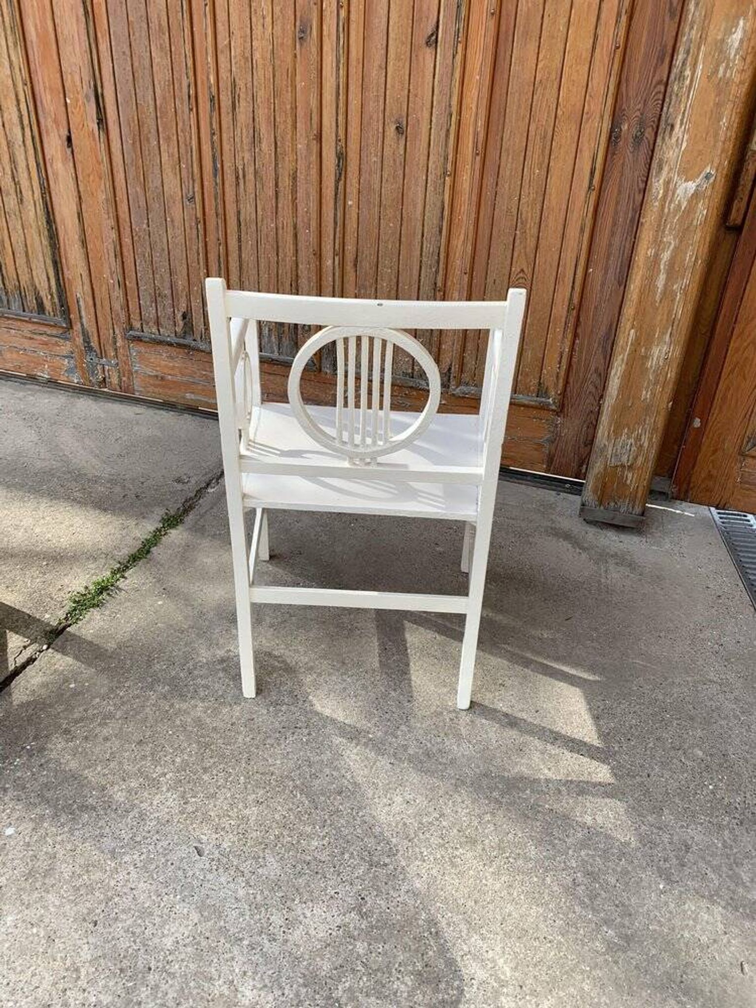 Art Deco chair in white painted wood, 1930s office chair, medallion backrest and armrests.