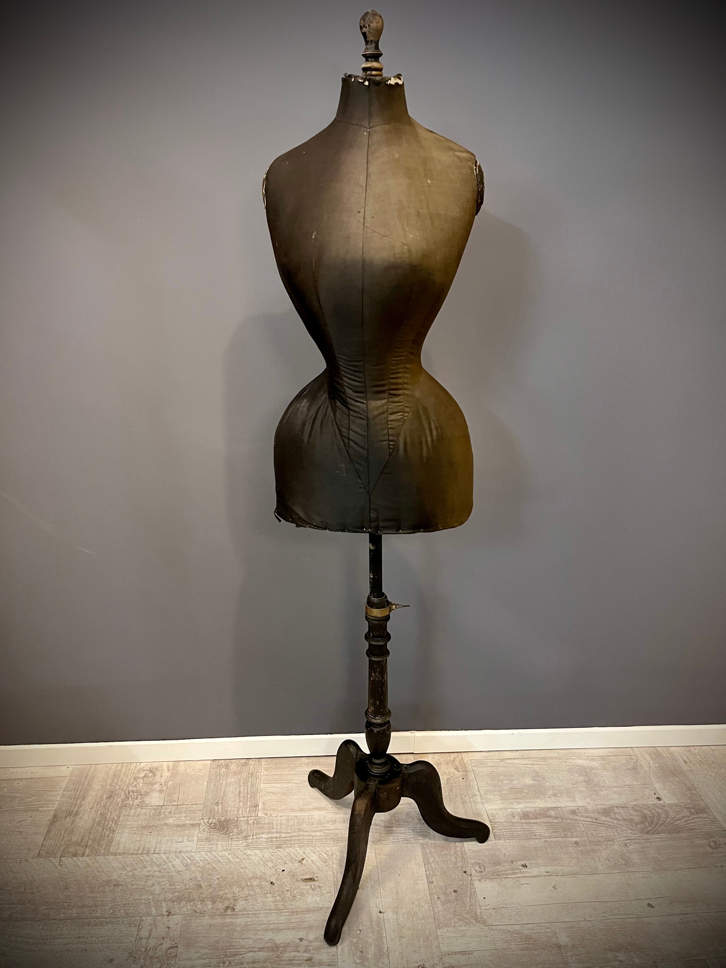 Wasp-sized mannequin