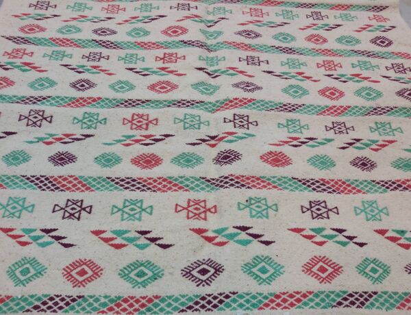 Tapis blanc à motifs berbères multicolores fait main