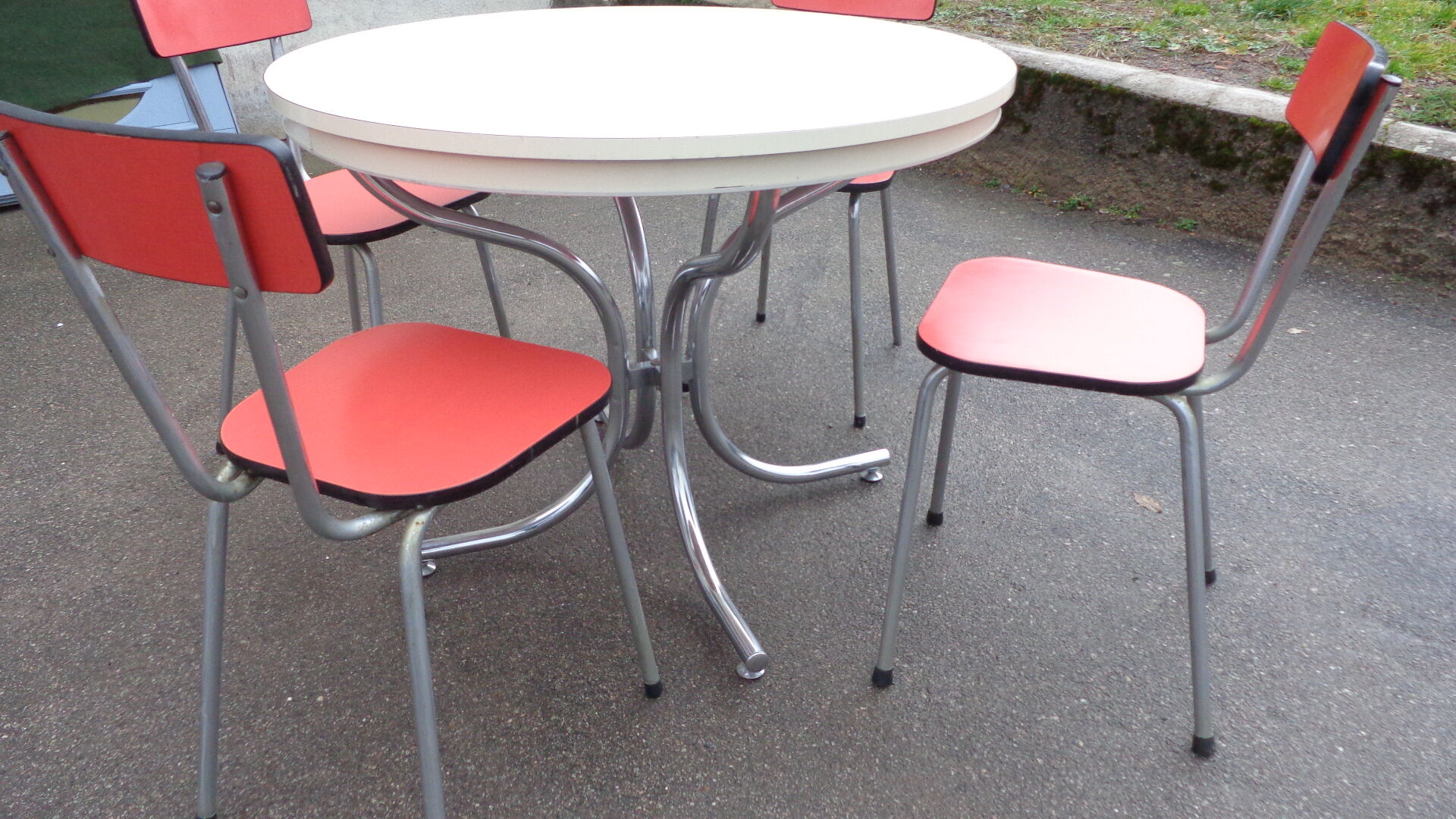 Kitchen table & its 4 chairs