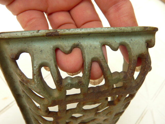 Enamelled cast iron soap dish