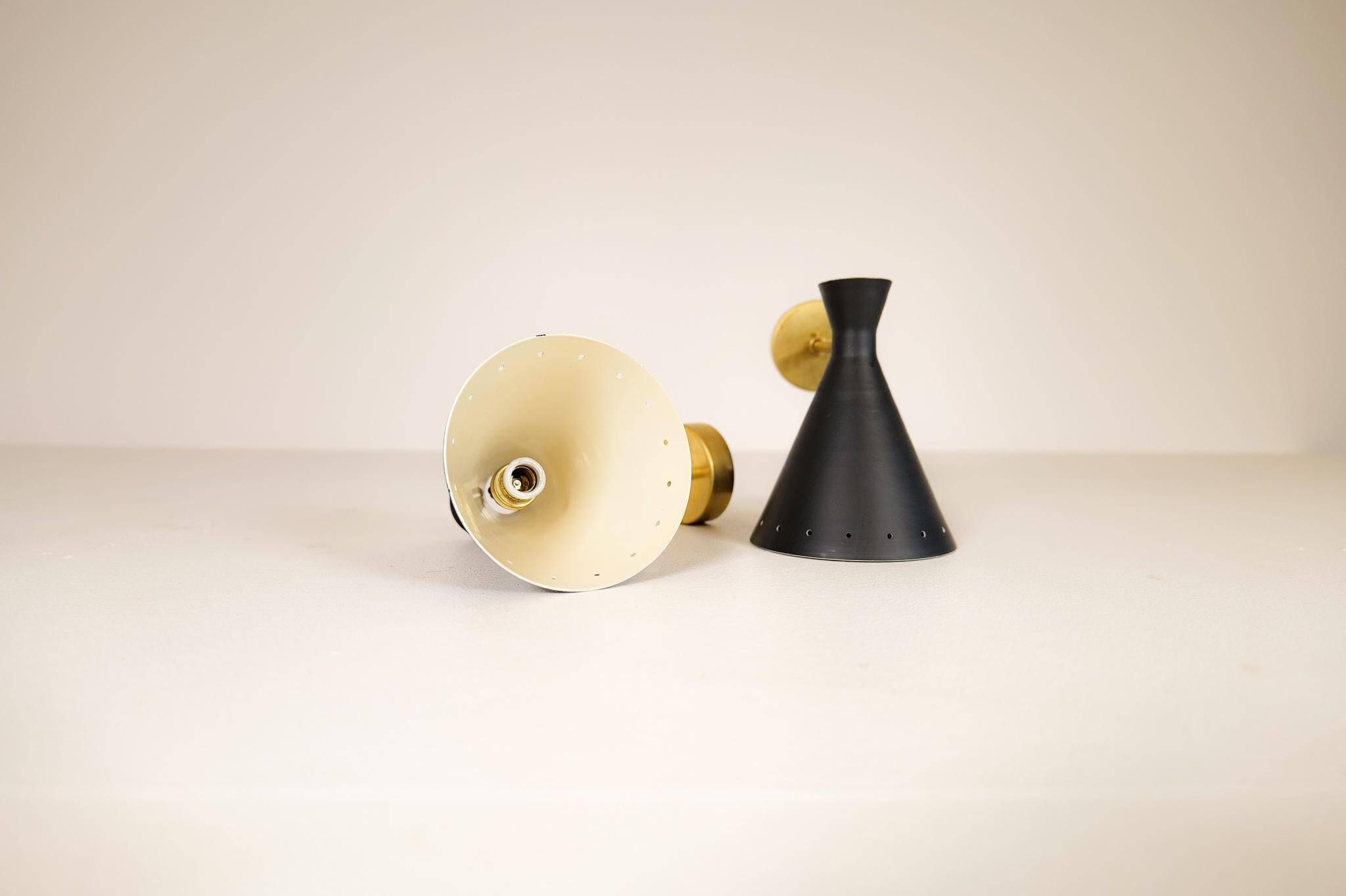 Pair of modern Italian wall sconces in Stilnovo style, wall lamp.