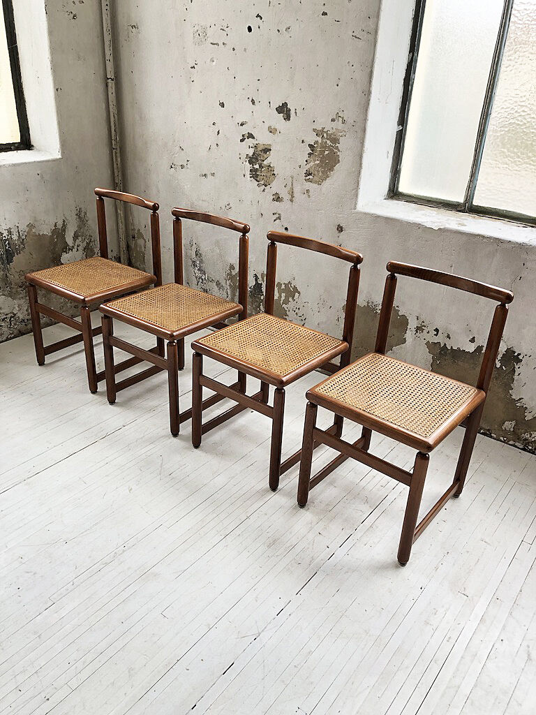 Lot de 4 chaises cannées années 50