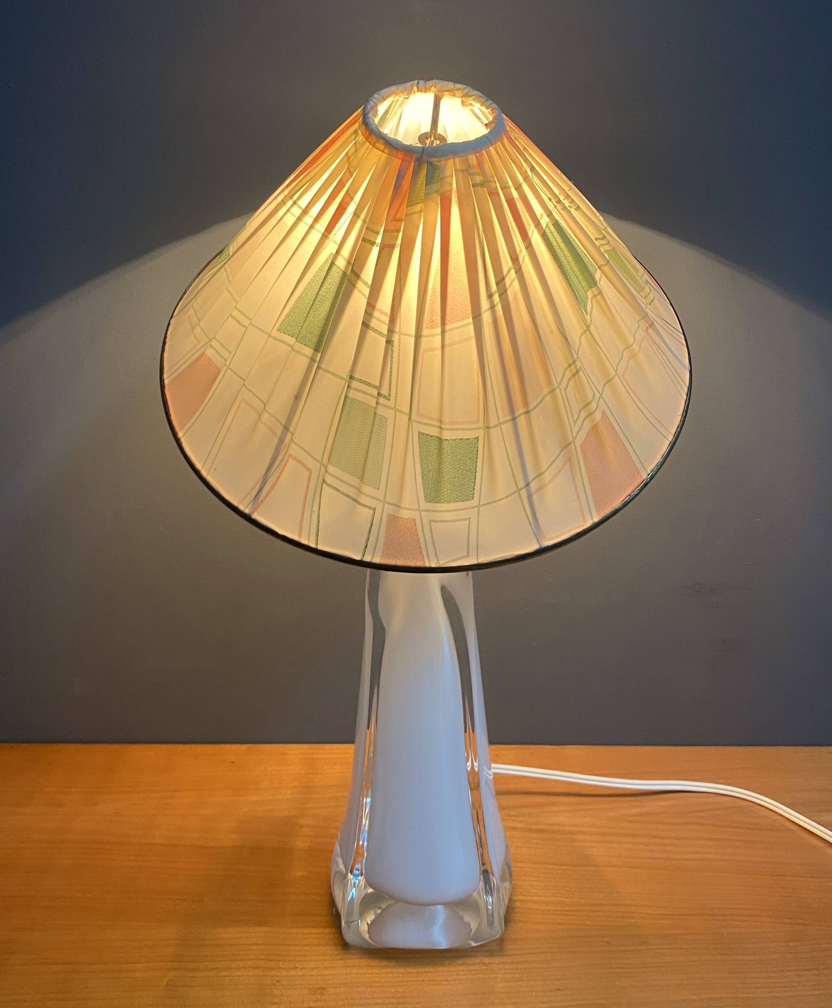 Lampe de table en verre blanc, années 60