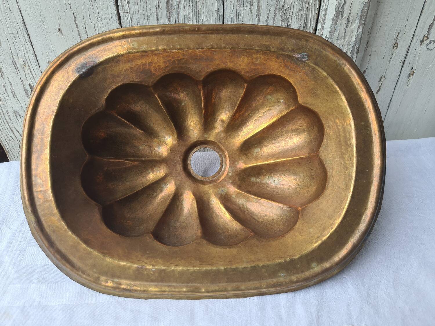Basin, hammered copper shell hand basin