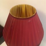 Lampe en verre teinté rouge avec abat-jour plissé