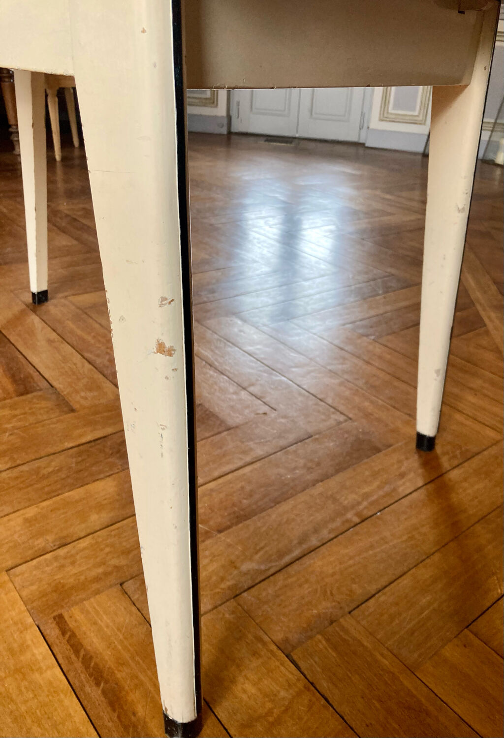 Water-green extendable Formica table