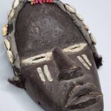 Masque Dan tribal en bois et cauris, Afrique de l’Ouest, 27 cm