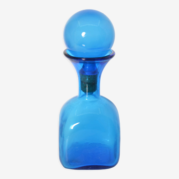 Carafe en verre bleue