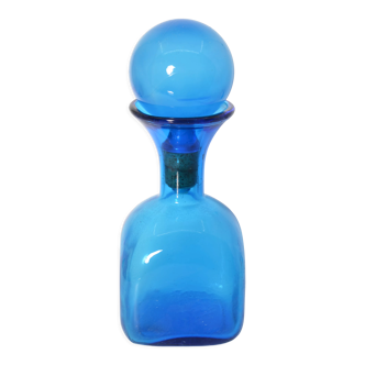 Carafe en verre bleue