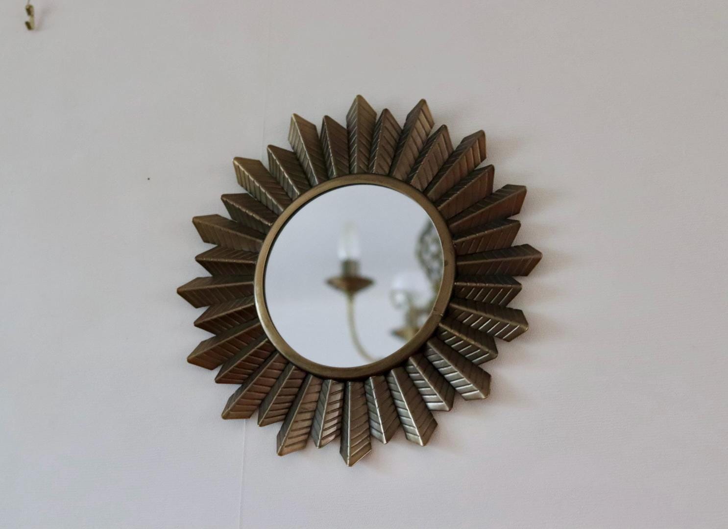 Miroir mural en métal de style vintage avec effet soleil éclatant