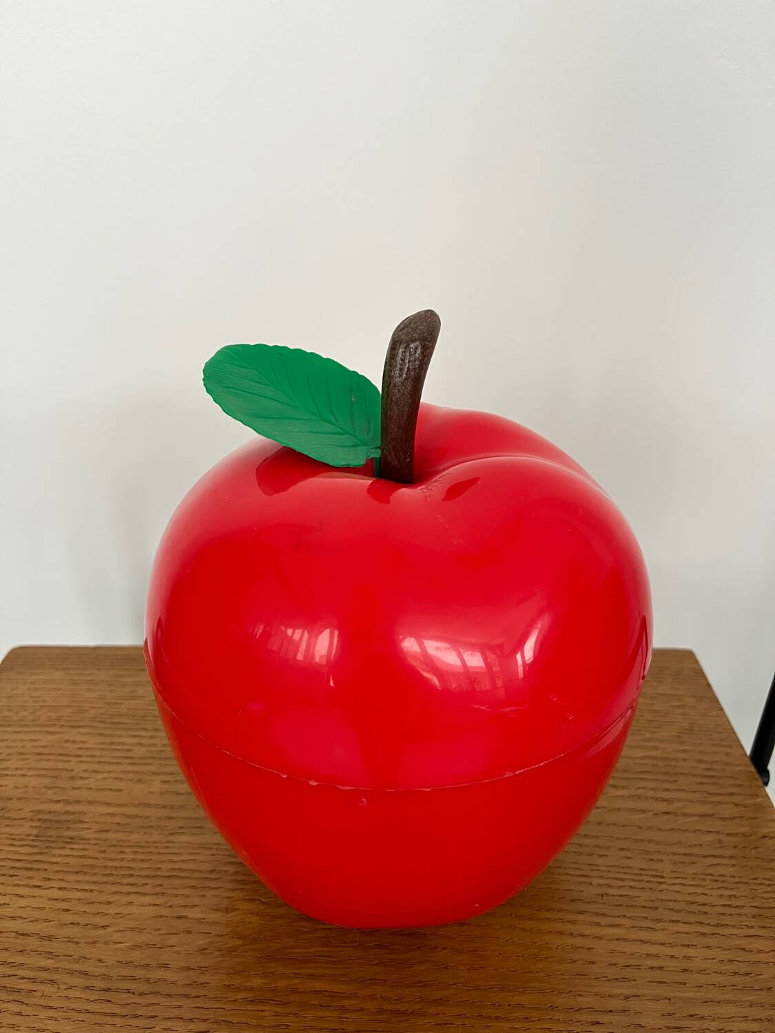 Apple ice bucket