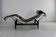 Chaise icône du design, la chaise longue LC de Le Corbusier