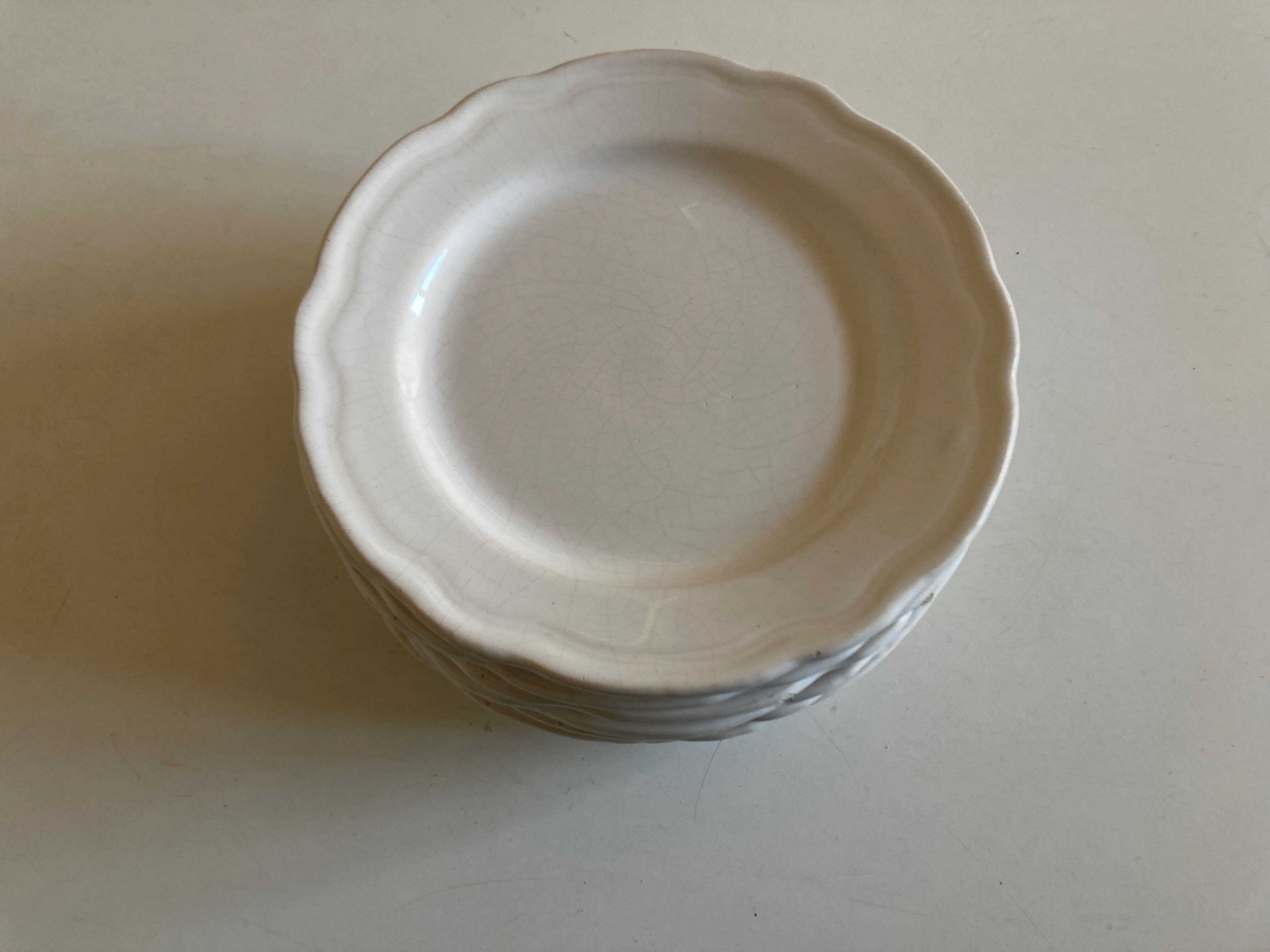 Set of 7 Mougins plates in white enamelled clay with gadroons