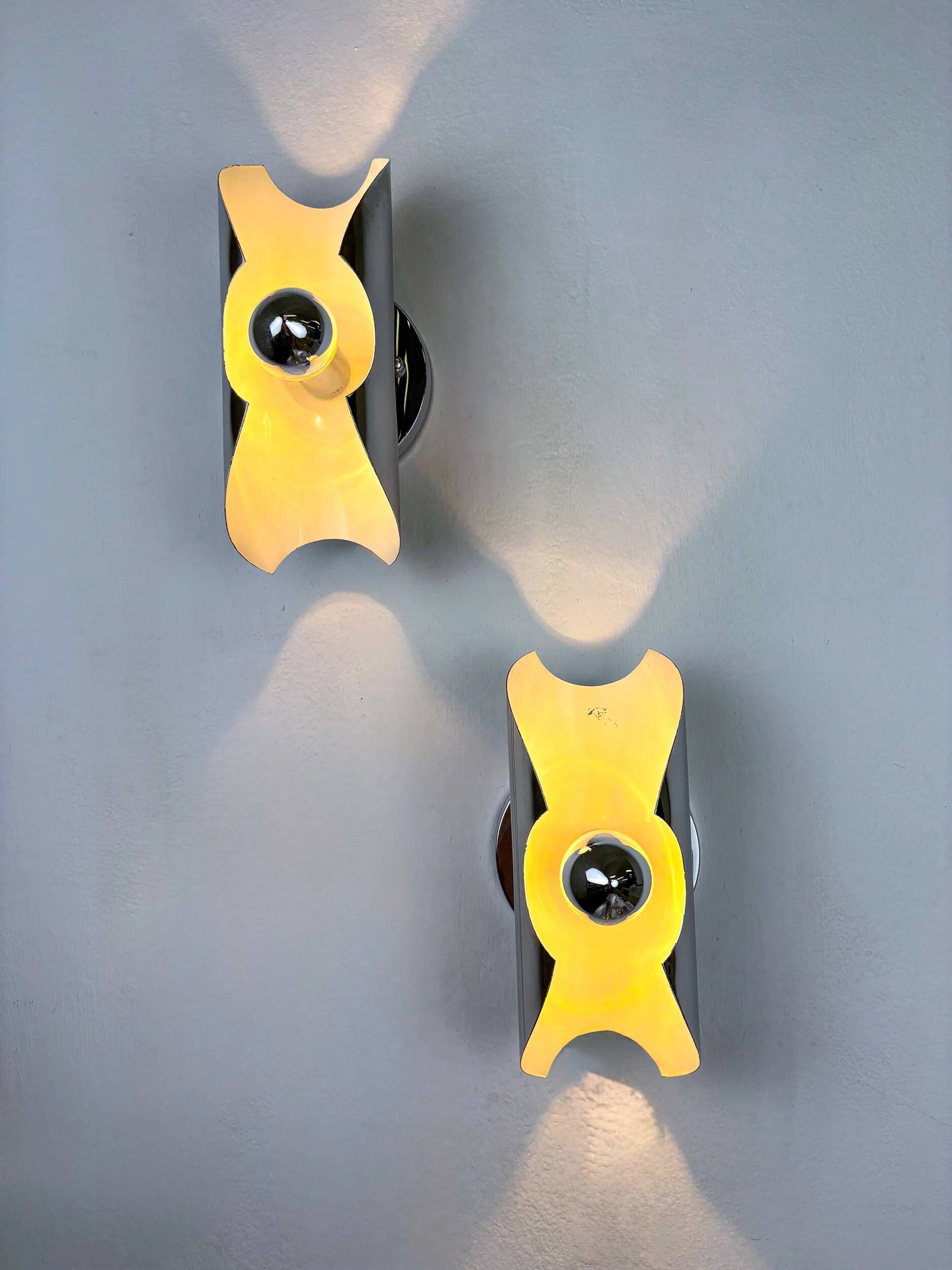 Pair of "folio" wall lights, space age, chromed metal, Italy, circa 1970s