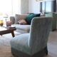 Fauteuil chauffeuse crapaud vintage en velours bleu à franges