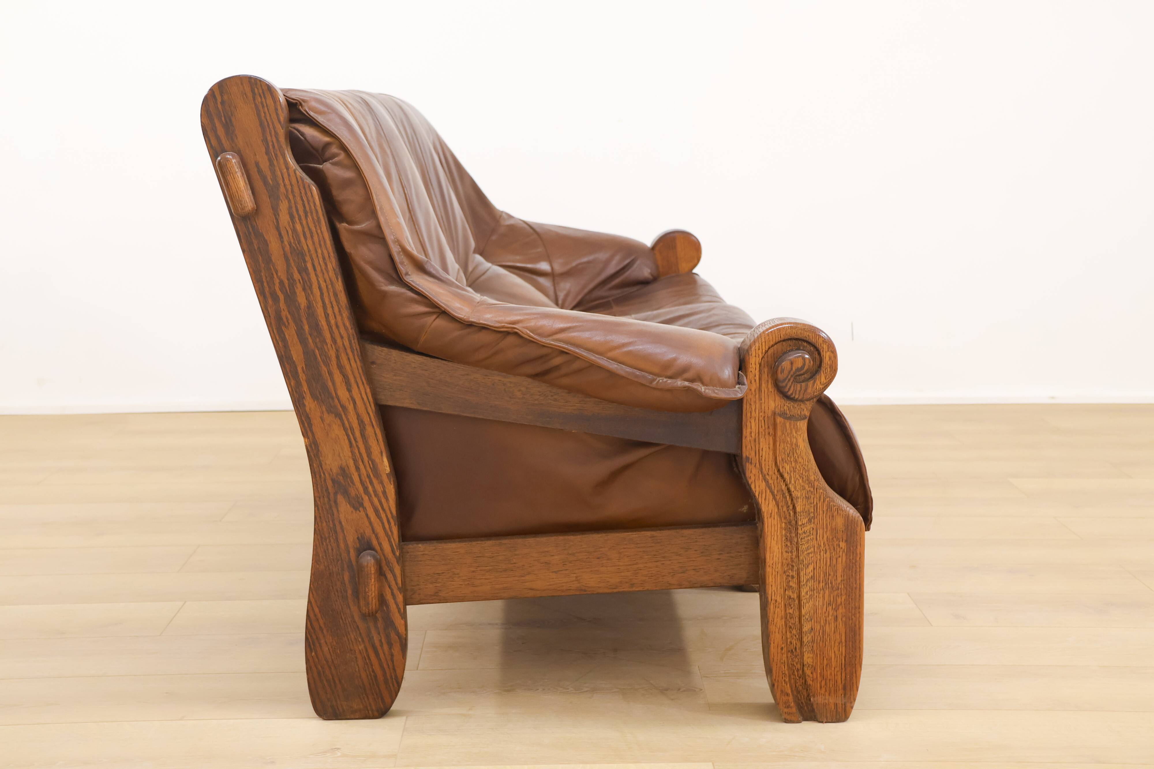 Brutalist wooden and leather canapé by Percival Lafer, 1960.