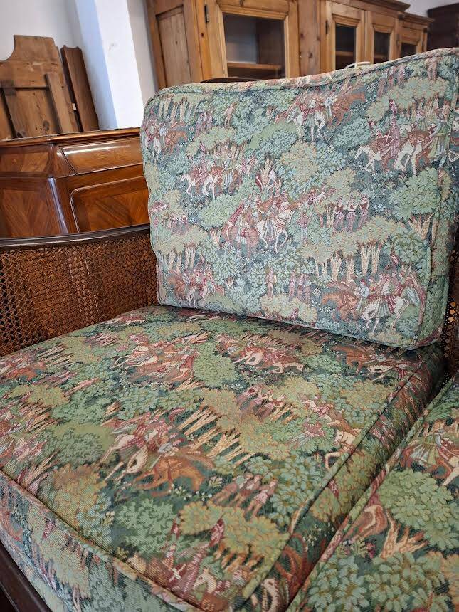 Antique English two-seater canapé, carved wooden frame.