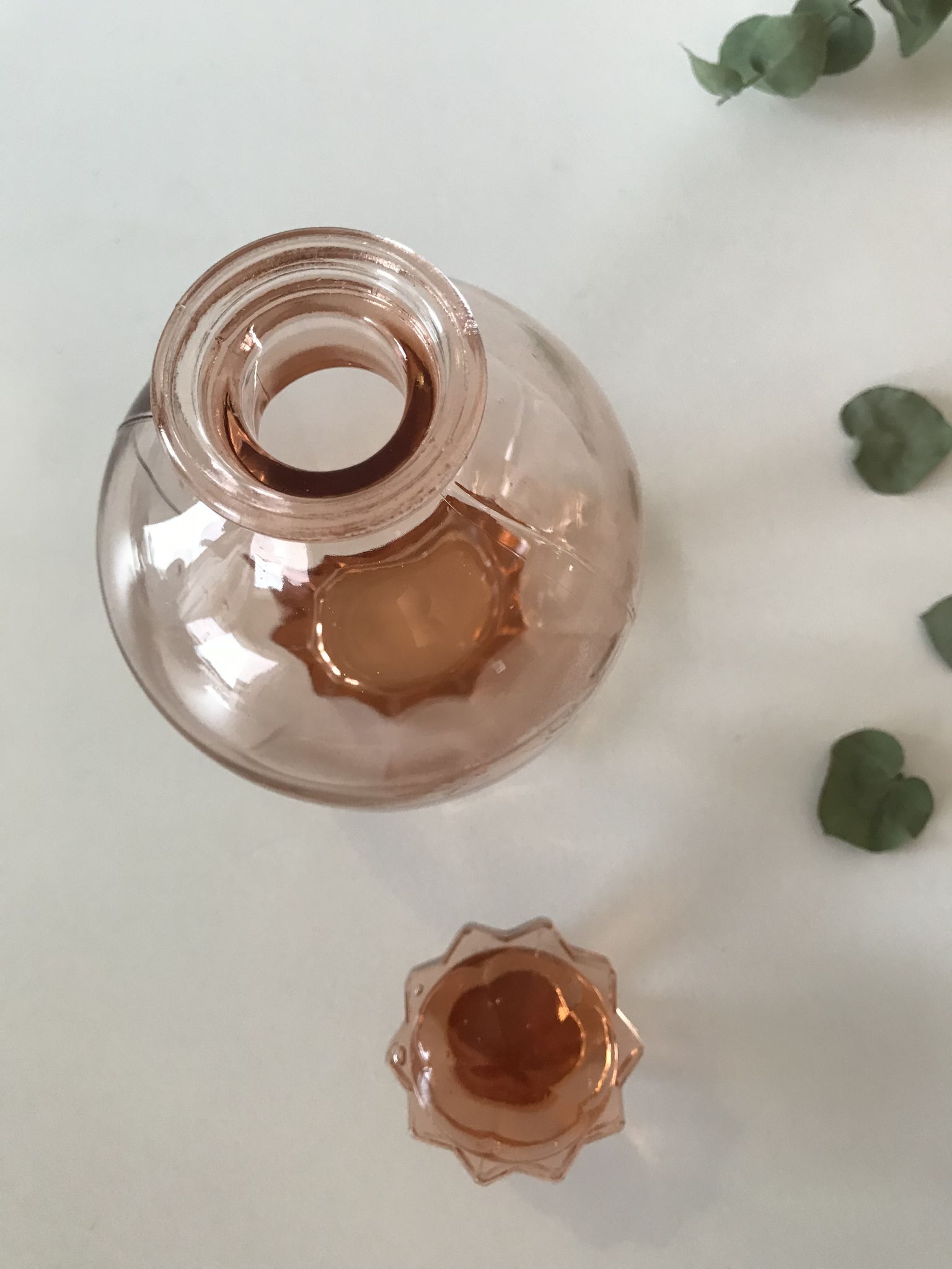 Carafe en verre rose