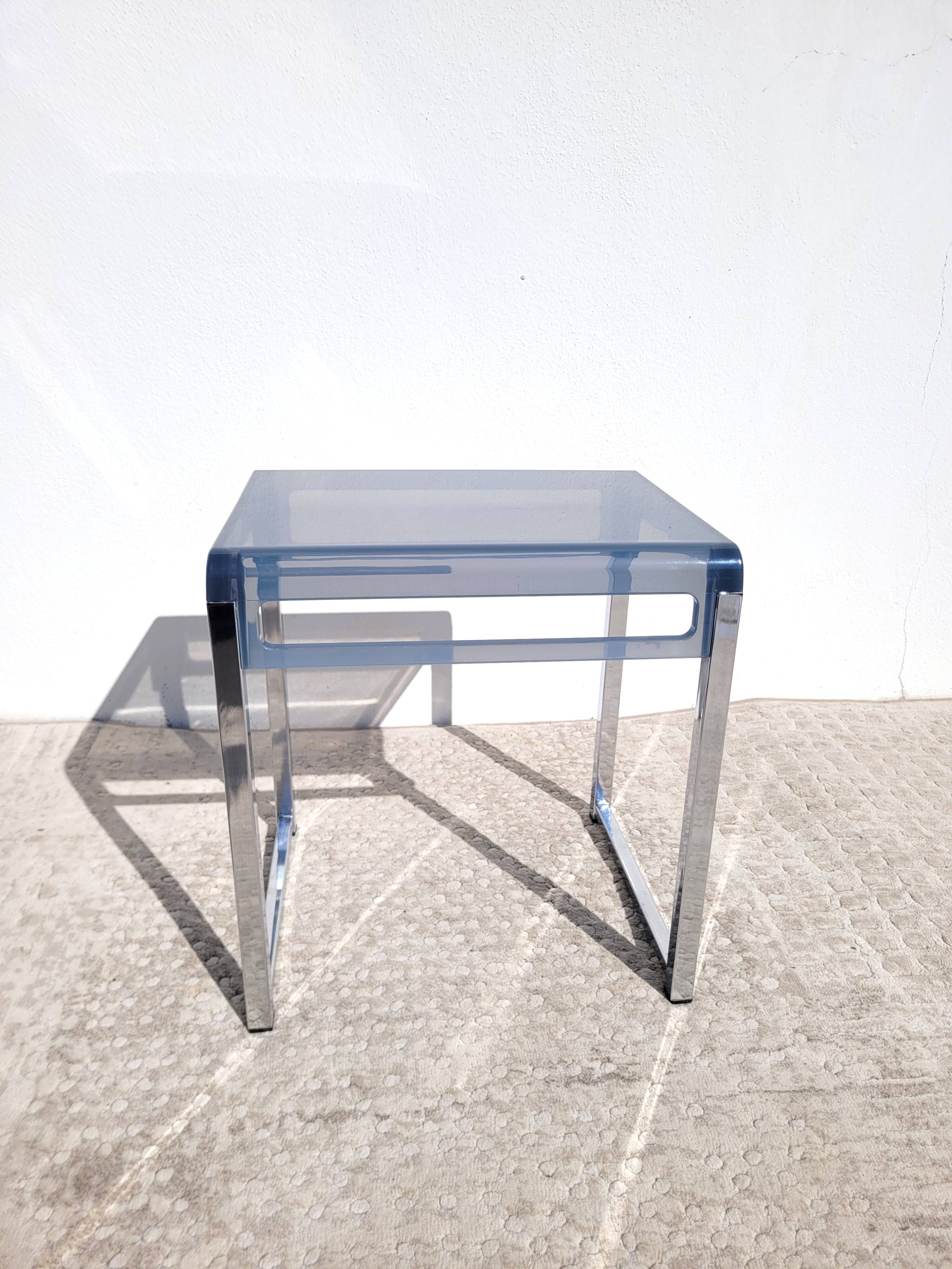 Bout de canapé plexiglas et chrome Space age