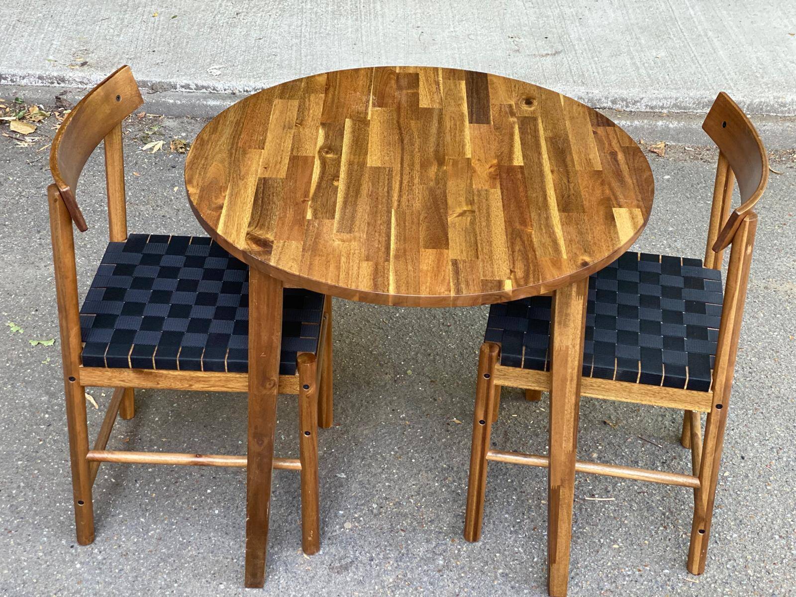 Table ronde en bois massif et 2 chaises scandinaves ikea nackanäs
